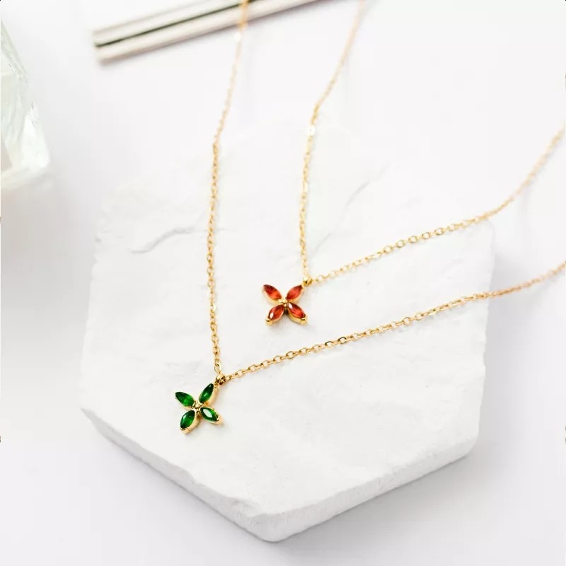 Collier fleur a Quatre pétales 